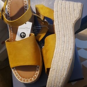 Platflorm Woman yellow shoes